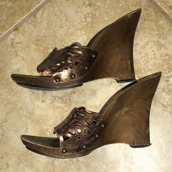 Charles David Brown Wood Wedges 7 - Picture 2 of 6